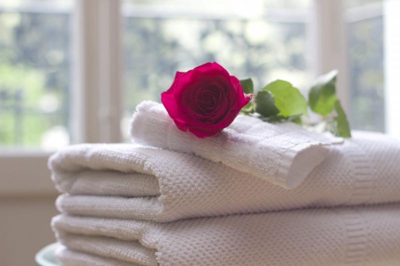 hotel-CORRENS-min_towel_rose_clean_care_salon_spa_white_bath-731641